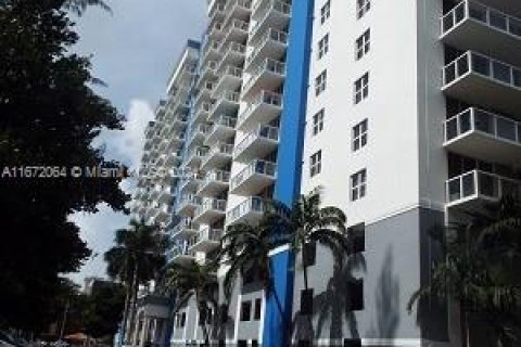 Condo in Miami, Florida, 1 bedroom  № 1394280 - photo 2