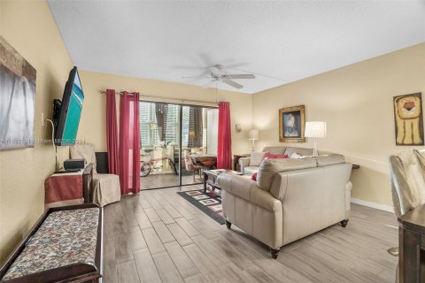 Condo in Lauderdale Lakes, Florida, 1 bedroom  № 1415526 - photo 12