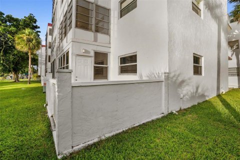 Condo in Lauderdale Lakes, Florida, 1 bedroom  № 1415526 - photo 24