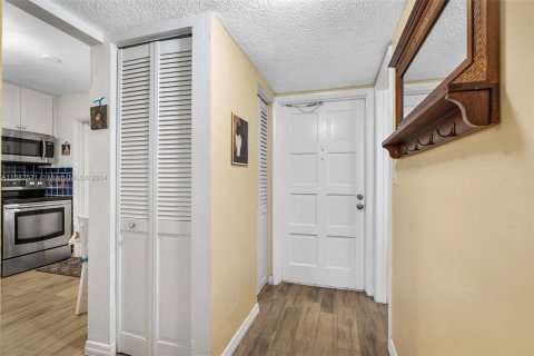 Condo in Lauderdale Lakes, Florida, 1 bedroom  № 1415526 - photo 6