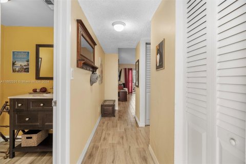 Condo in Lauderdale Lakes, Florida, 1 bedroom  № 1415526 - photo 5