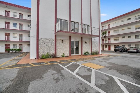 Condo in Lauderdale Lakes, Florida, 1 bedroom  № 1415526 - photo 2