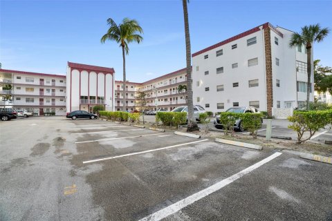 Condo in Lauderdale Lakes, Florida, 1 bedroom  № 1415526 - photo 1