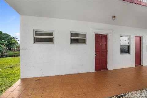 Condo in Lauderdale Lakes, Florida, 1 bedroom  № 1415526 - photo 4