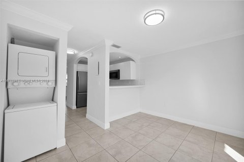 Townhouse in Miami, Florida 2 bedrooms, 86.96 sq.m. № 1395101 - photo 15