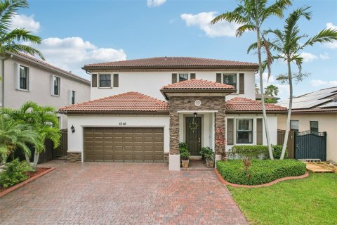 House in Miami, Florida 5 bedrooms, 268.02 sq.m. № 1224263 - photo 3