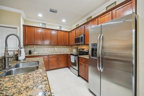 House in Miami, Florida 5 bedrooms, 268.02 sq.m. № 1224263 - photo 9