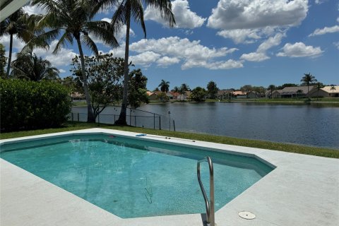 Villa ou maison à vendre à Pembroke Pines, Floride: 4 chambres, 263.75 m2 № 1223543 - photo 1