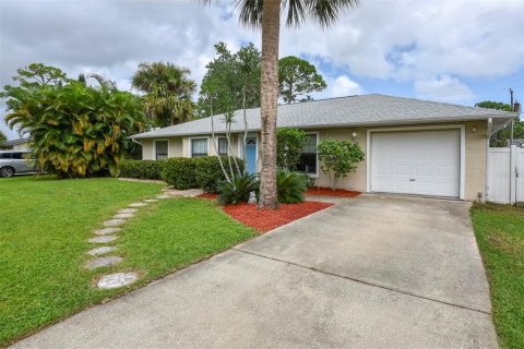 House in Edgewater, Florida 3 bedrooms, 115.94 sq.m. № 1379930 - photo 4